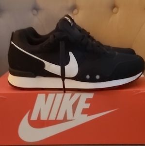 Never worn. NWOT Nike venture runner.